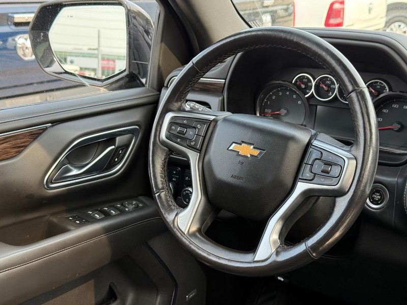 Chevrolet Suburban Vehicle Full-screen Gallery Image 15