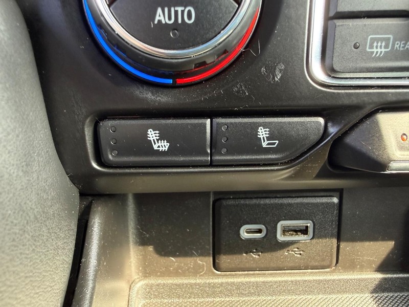 Chevrolet Suburban Vehicle Full-screen Gallery Image 19