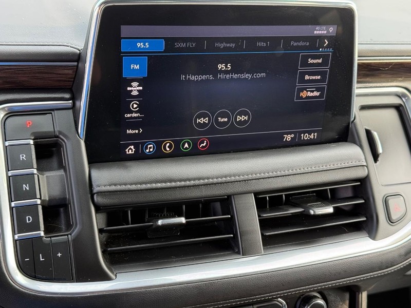 Chevrolet Suburban Vehicle Full-screen Gallery Image 20