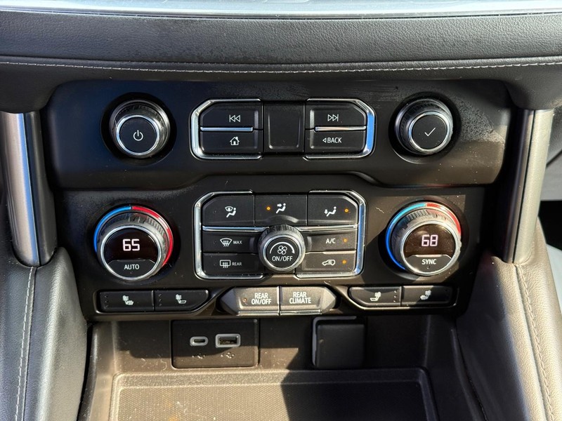 Chevrolet Suburban Vehicle Full-screen Gallery Image 22