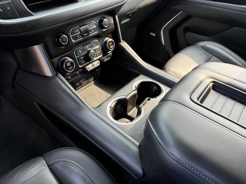 Chevrolet Suburban Vehicle Full-screen Gallery Image 23