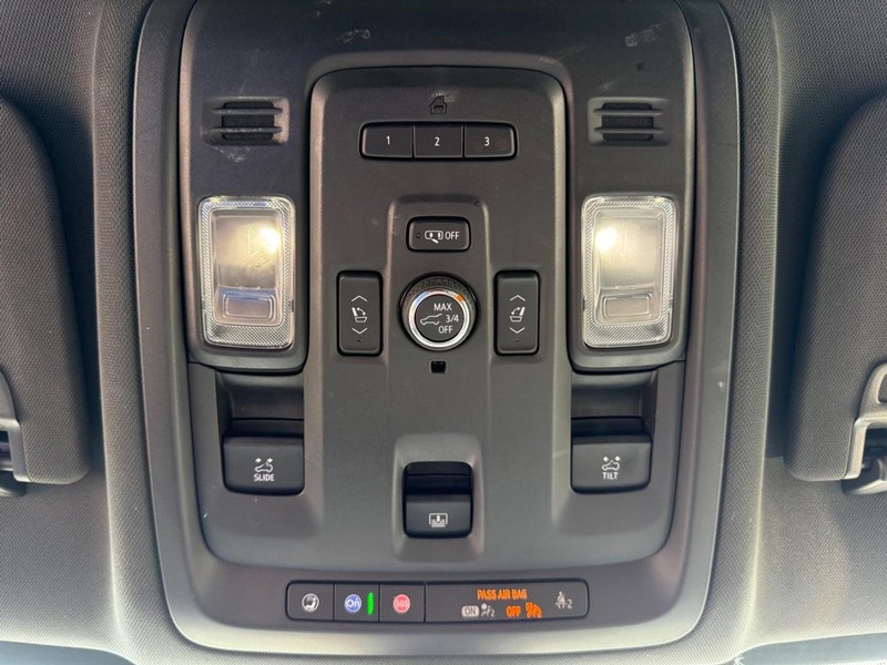 Chevrolet Suburban Vehicle Full-screen Gallery Image 25