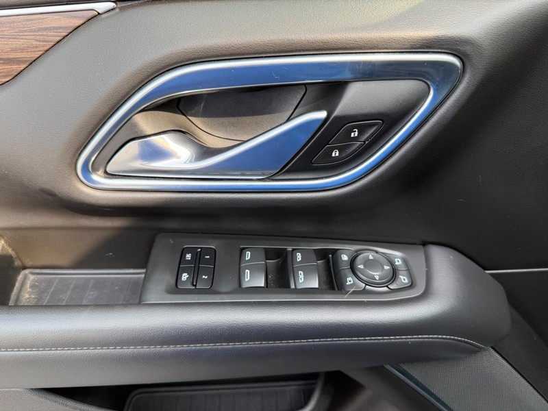 Chevrolet Suburban Vehicle Full-screen Gallery Image 28