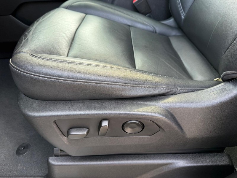 Chevrolet Suburban Vehicle Full-screen Gallery Image 29