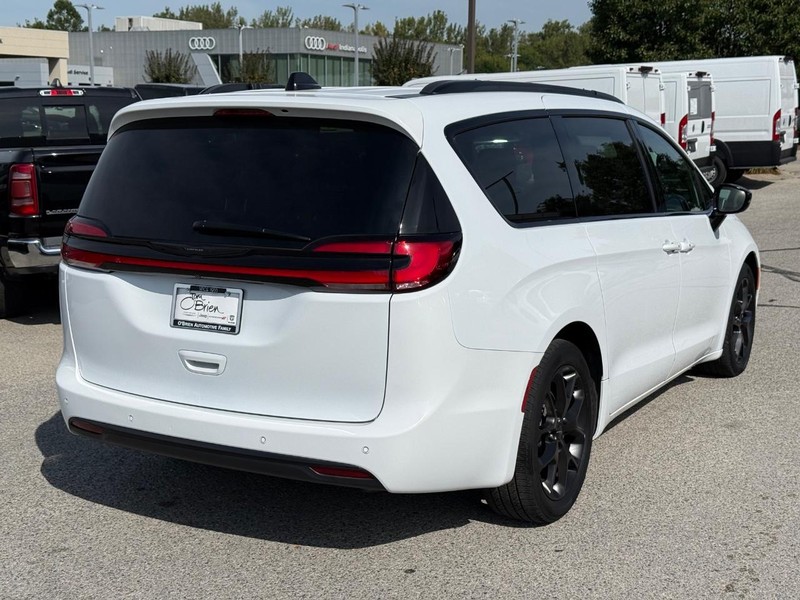 Chrysler Pacifica Vehicle Full-screen Gallery Image 03
