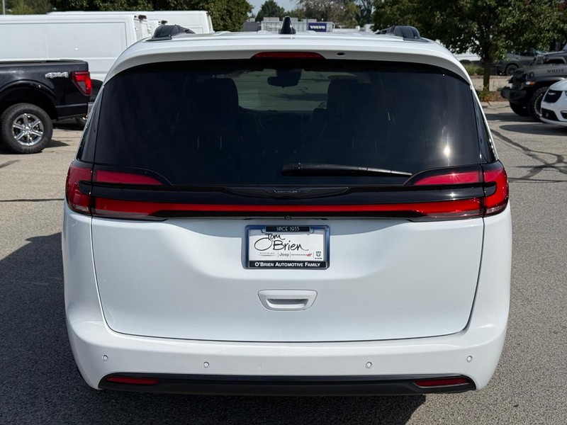 Chrysler Pacifica Vehicle Full-screen Gallery Image 04