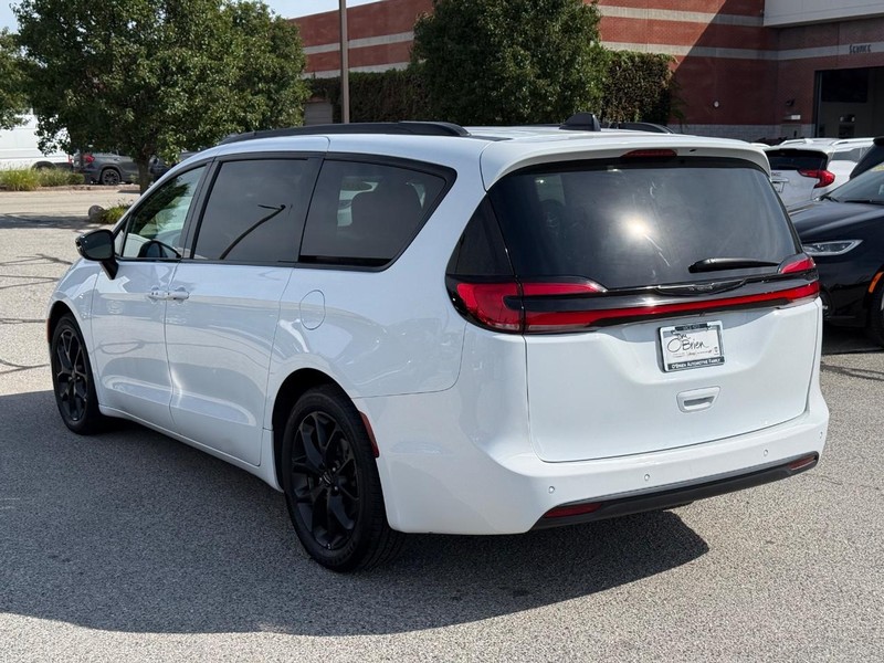Chrysler Pacifica Vehicle Full-screen Gallery Image 05
