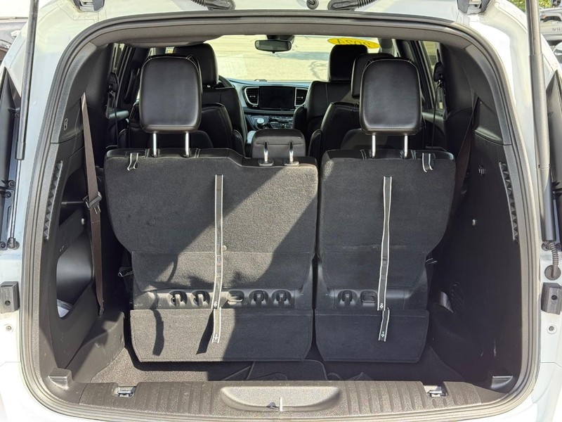 Chrysler Pacifica Vehicle Full-screen Gallery Image 07