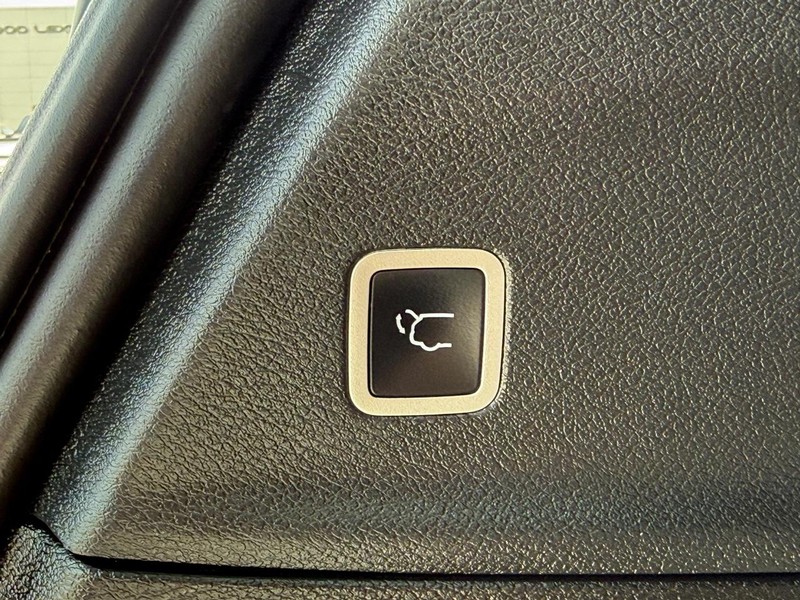 Chrysler Pacifica Vehicle Full-screen Gallery Image 08