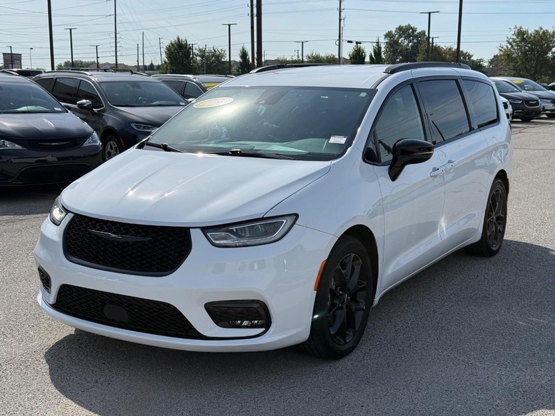 Chrysler Pacifica Vehicle Full-screen Gallery Image 09