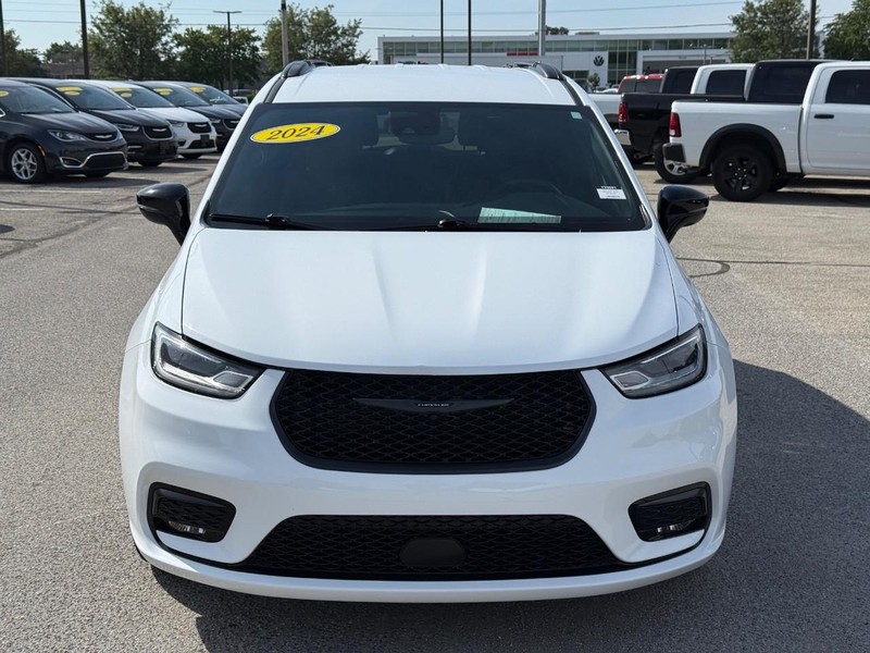 Chrysler Pacifica Vehicle Full-screen Gallery Image 10