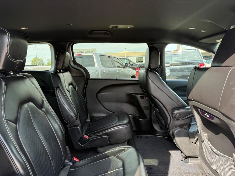 Chrysler Pacifica Vehicle Full-screen Gallery Image 11