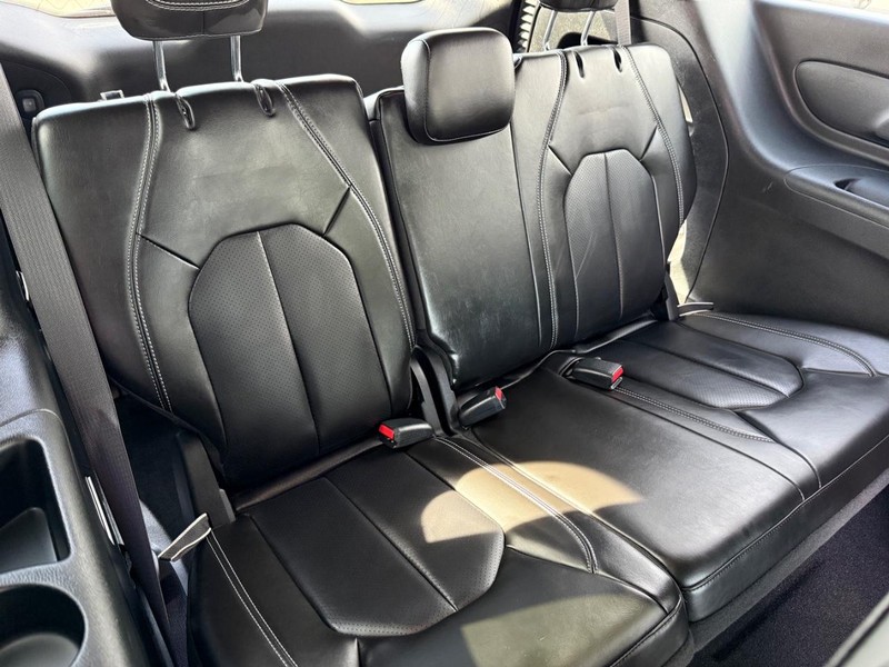 Chrysler Pacifica Vehicle Full-screen Gallery Image 12