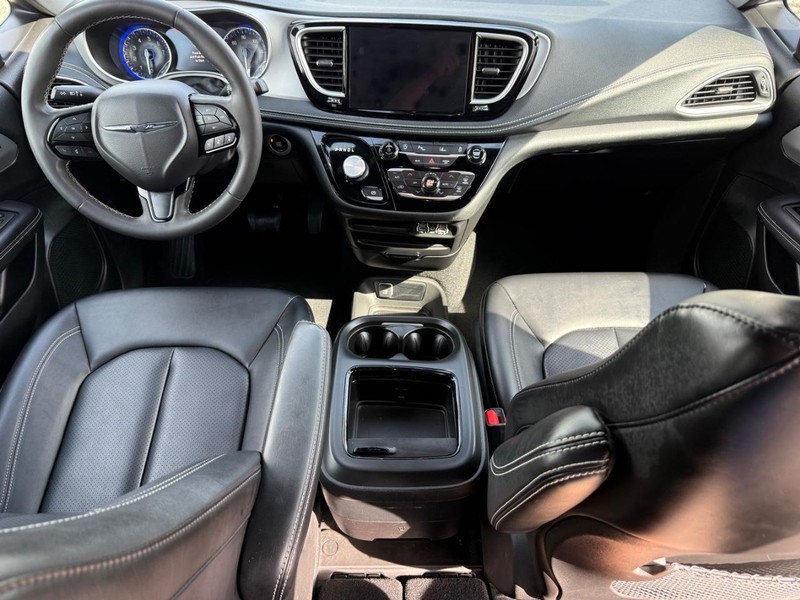 Chrysler Pacifica Vehicle Full-screen Gallery Image 13