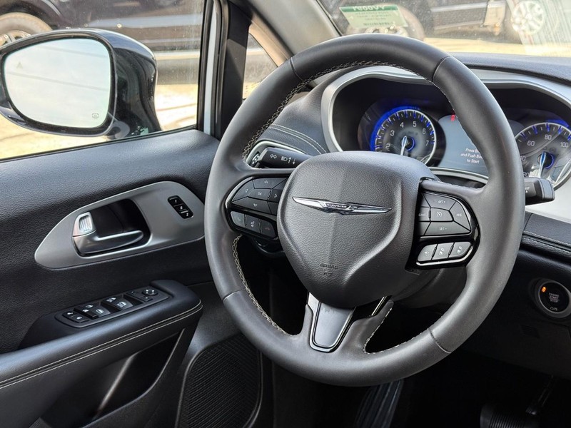 Chrysler Pacifica Vehicle Full-screen Gallery Image 14