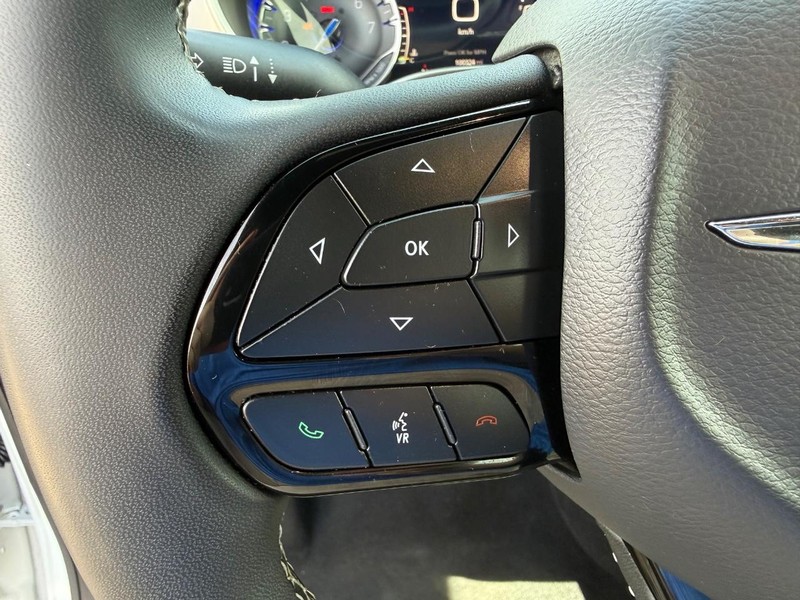 Chrysler Pacifica Vehicle Full-screen Gallery Image 15