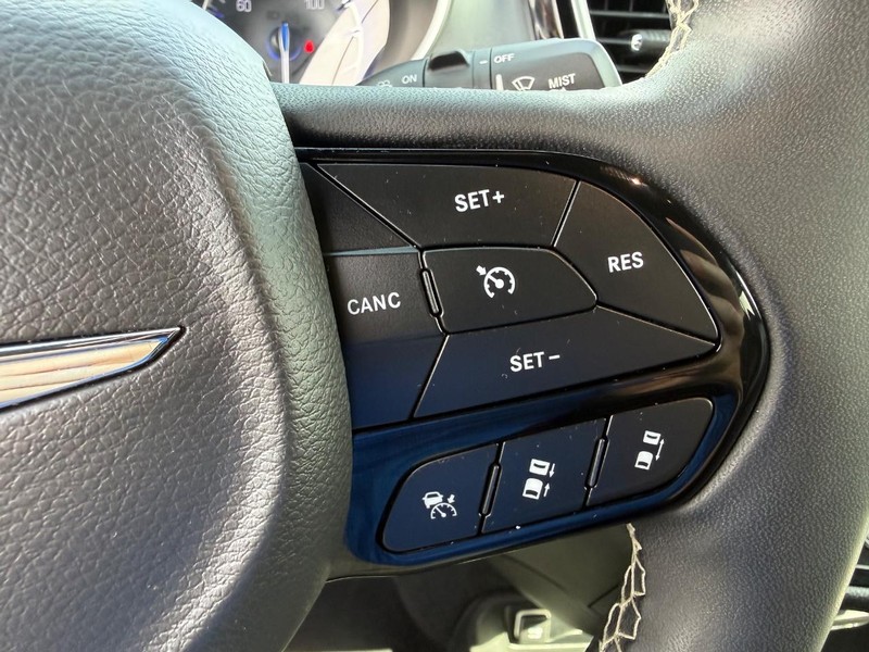 Chrysler Pacifica Vehicle Full-screen Gallery Image 16