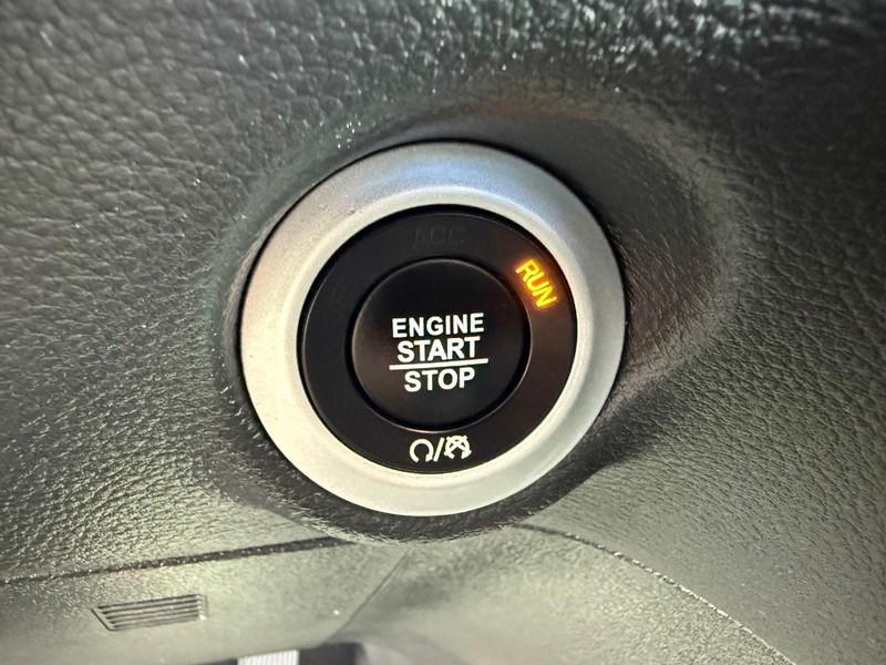Chrysler Pacifica Vehicle Full-screen Gallery Image 17