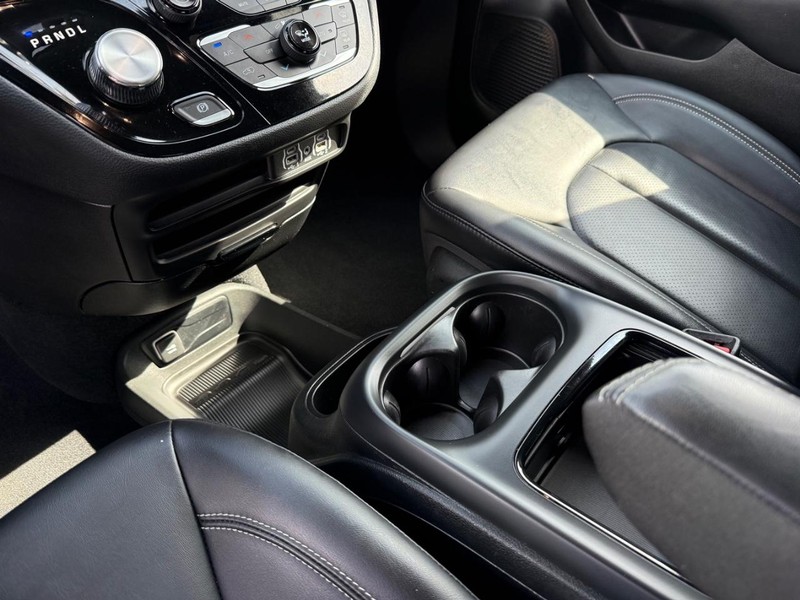 Chrysler Pacifica Vehicle Full-screen Gallery Image 21