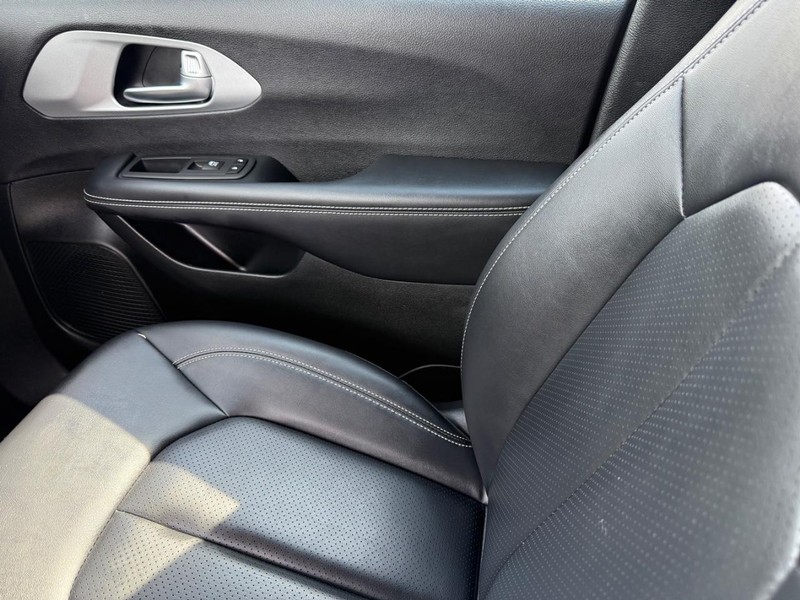 Chrysler Pacifica Vehicle Full-screen Gallery Image 22