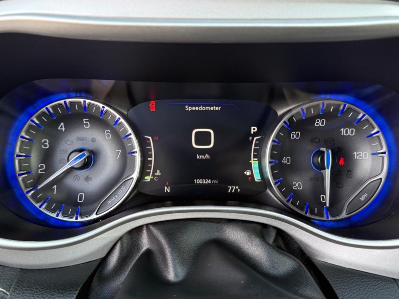 Chrysler Pacifica Vehicle Full-screen Gallery Image 23