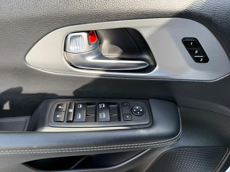 Chrysler Pacifica Vehicle Full-screen Gallery Image 25