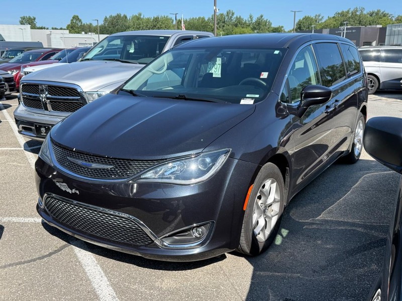 Chrysler Pacifica Vehicle Full-screen Gallery Image 02