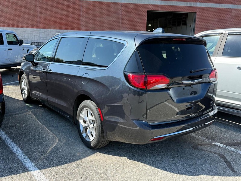 Chrysler Pacifica Vehicle Full-screen Gallery Image 03