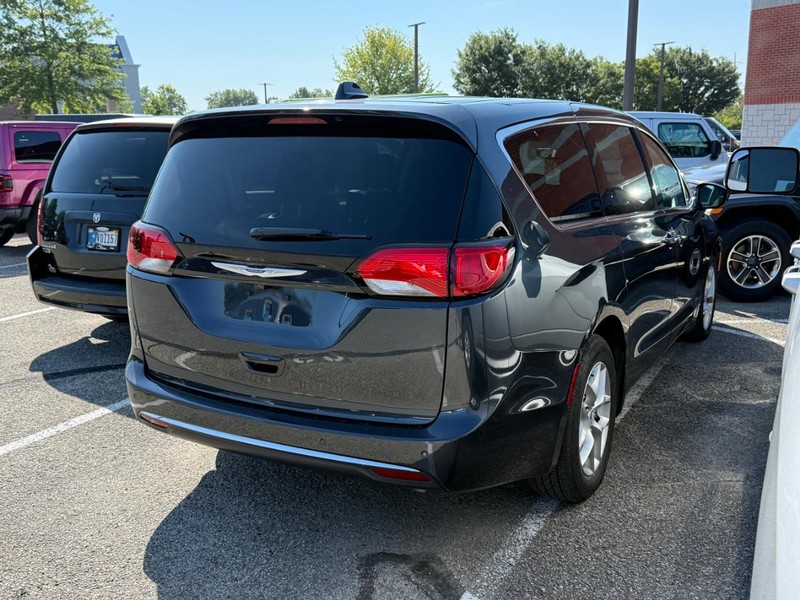 Chrysler Pacifica Vehicle Full-screen Gallery Image 04