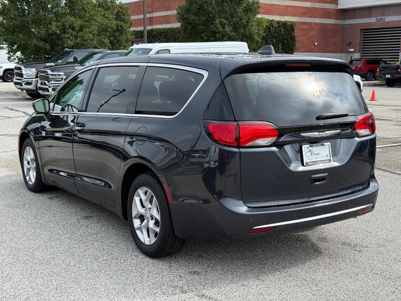 Chrysler Pacifica Vehicle Full-screen Gallery Image 05