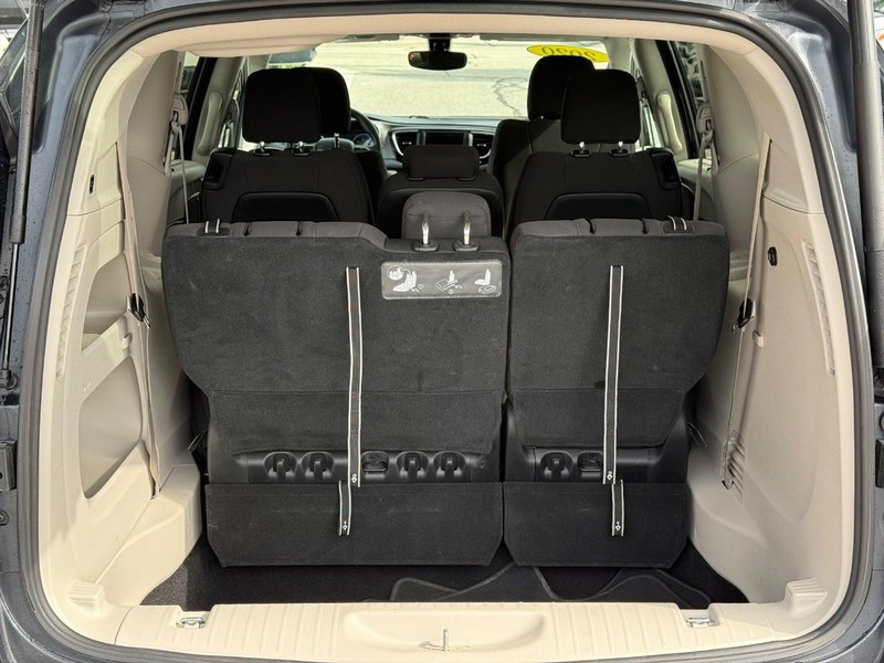 Chrysler Pacifica Vehicle Full-screen Gallery Image 07
