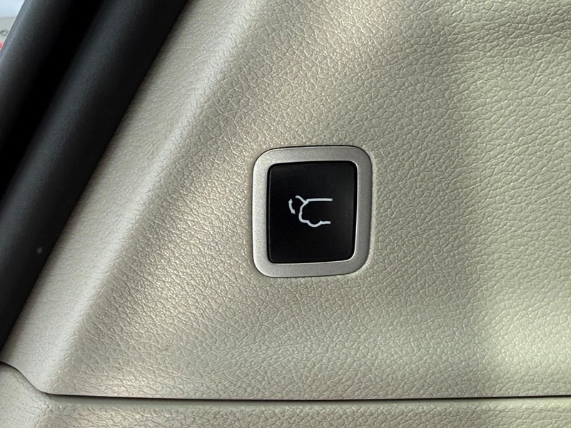Chrysler Pacifica Vehicle Full-screen Gallery Image 08