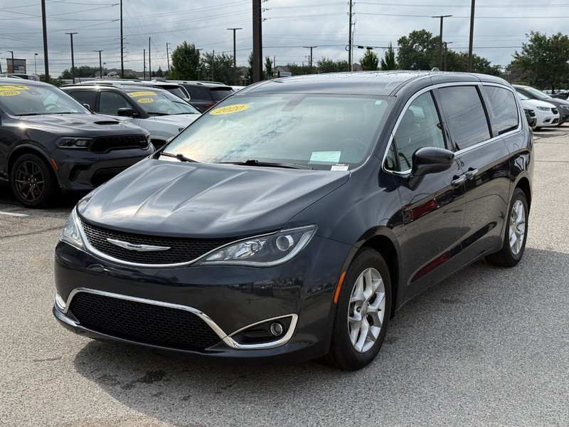 Chrysler Pacifica Vehicle Full-screen Gallery Image 09
