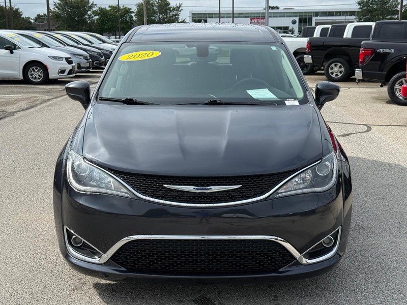 Chrysler Pacifica Vehicle Full-screen Gallery Image 10