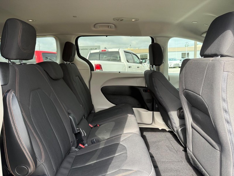 Chrysler Pacifica Vehicle Full-screen Gallery Image 11