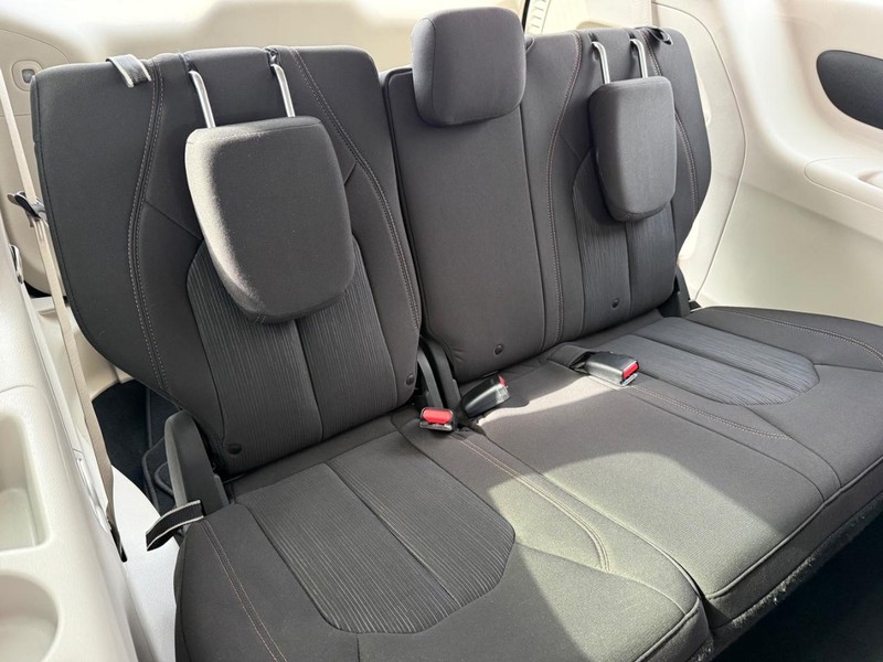 Chrysler Pacifica Vehicle Full-screen Gallery Image 12