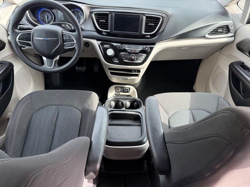 Chrysler Pacifica Vehicle Full-screen Gallery Image 13