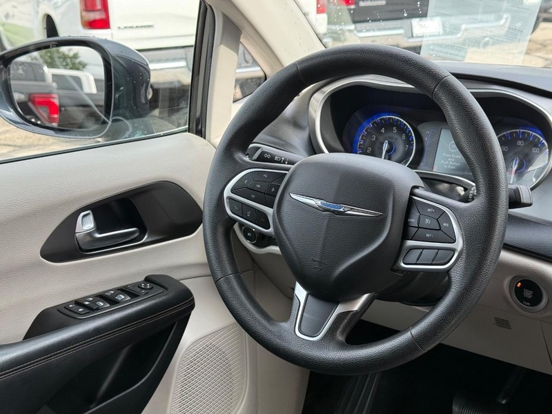 Chrysler Pacifica Vehicle Full-screen Gallery Image 14