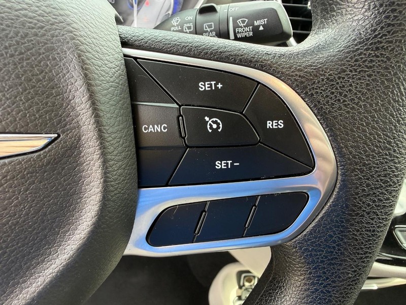 Chrysler Pacifica Vehicle Full-screen Gallery Image 16