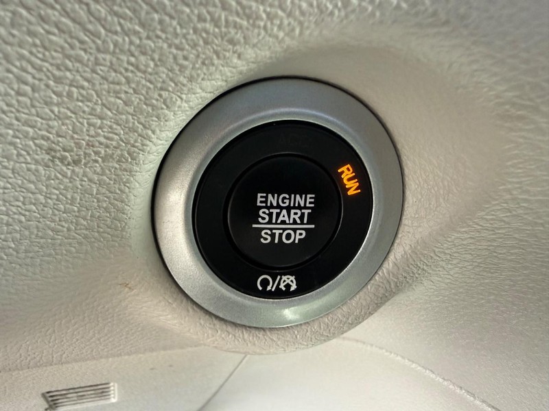 Chrysler Pacifica Vehicle Full-screen Gallery Image 17