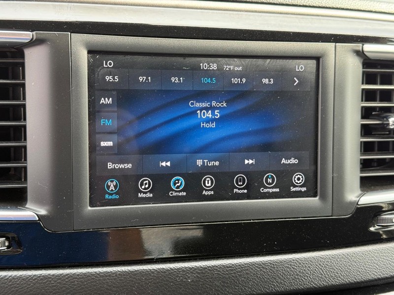 Chrysler Pacifica Vehicle Full-screen Gallery Image 18