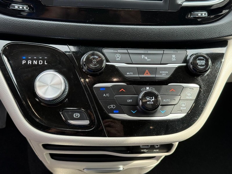 Chrysler Pacifica Vehicle Full-screen Gallery Image 20