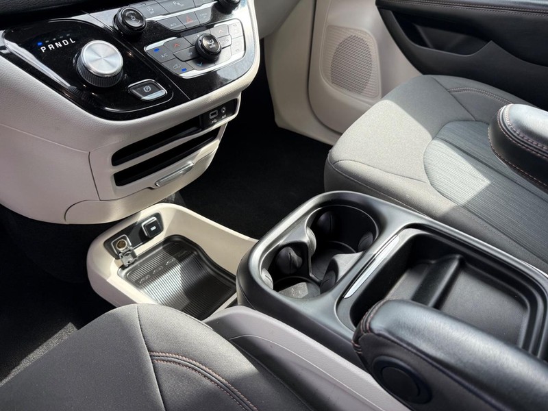 Chrysler Pacifica Vehicle Full-screen Gallery Image 21