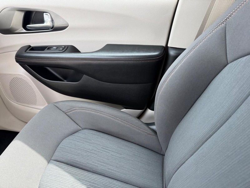 Chrysler Pacifica Vehicle Full-screen Gallery Image 22
