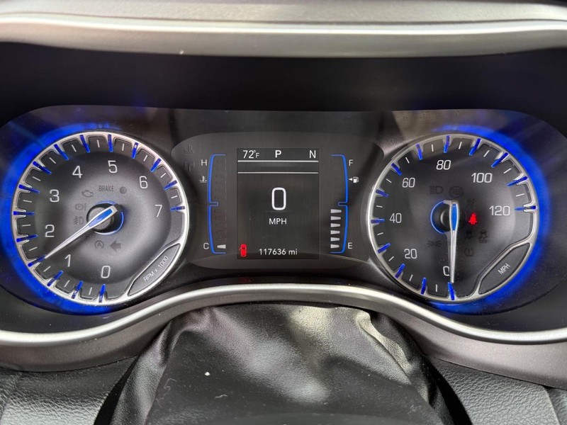 Chrysler Pacifica Vehicle Full-screen Gallery Image 23