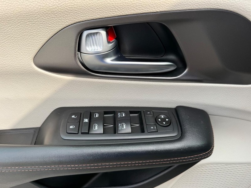 Chrysler Pacifica Vehicle Full-screen Gallery Image 25