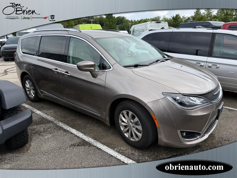 Chrysler Pacifica Vehicle Full-screen Gallery Image 01