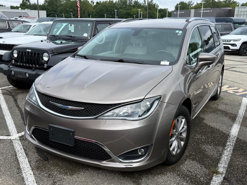 Chrysler Pacifica Vehicle Full-screen Gallery Image 02