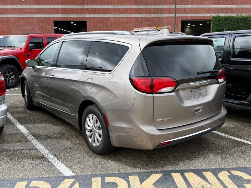 Chrysler Pacifica Vehicle Full-screen Gallery Image 03