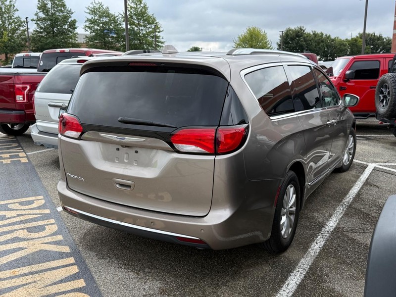 Chrysler Pacifica Vehicle Full-screen Gallery Image 04